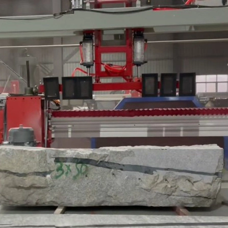 Machine de découpe et de déchargement de blocs de pierre